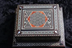 Vintage Middlen eastern inlaid Music box